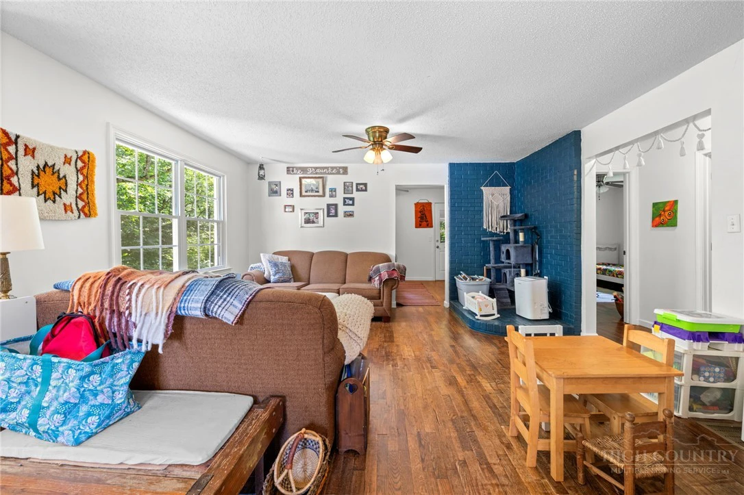 Image number 11 for the current listing