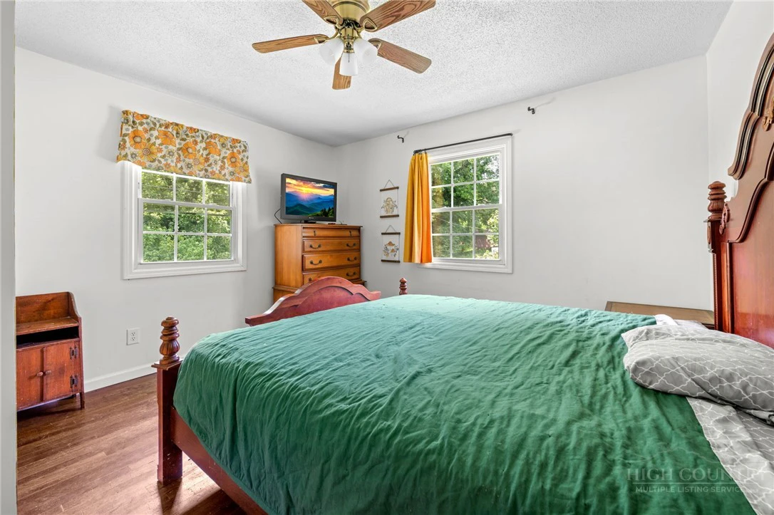 Image number 16 for the current listing