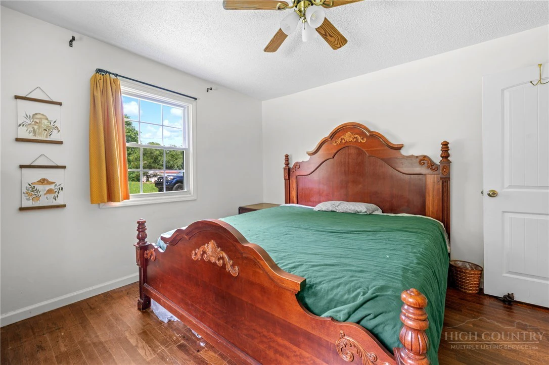Image number 17 for the current listing