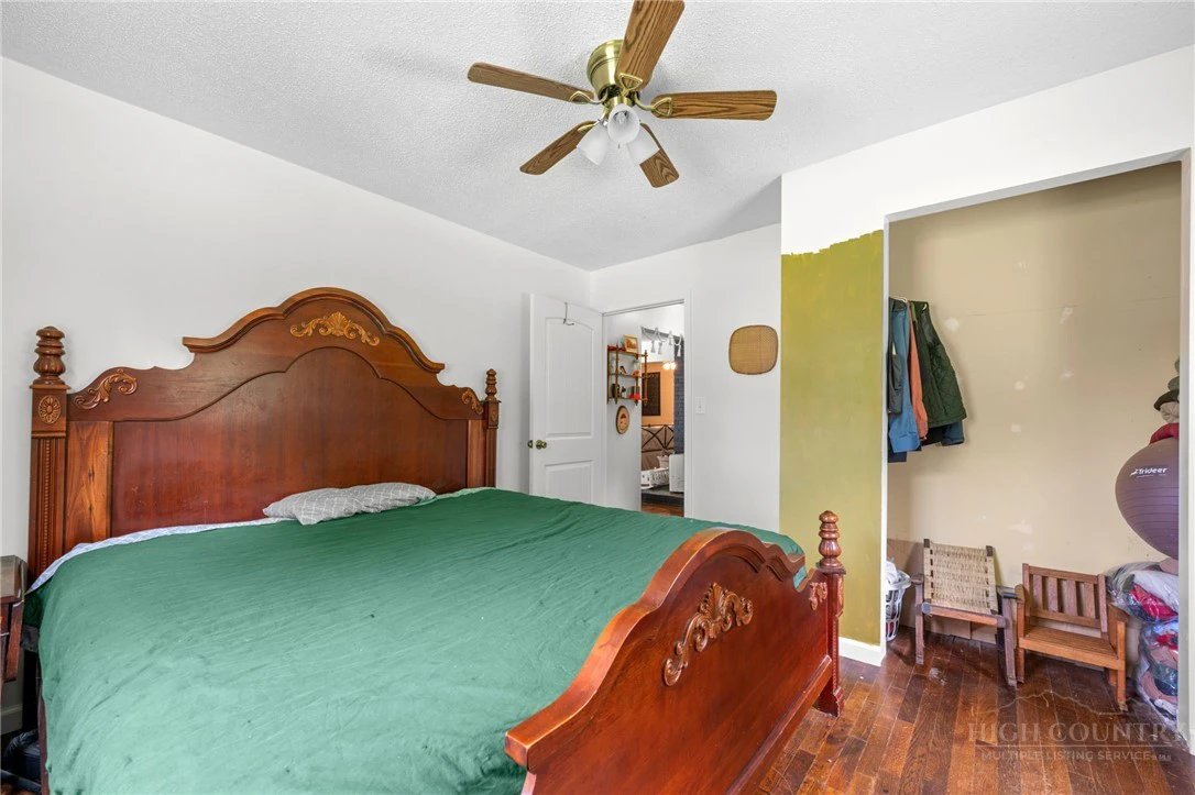 Image number 18 for the current listing