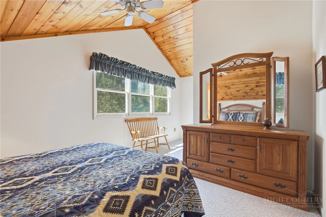Image number 15 for the current listing