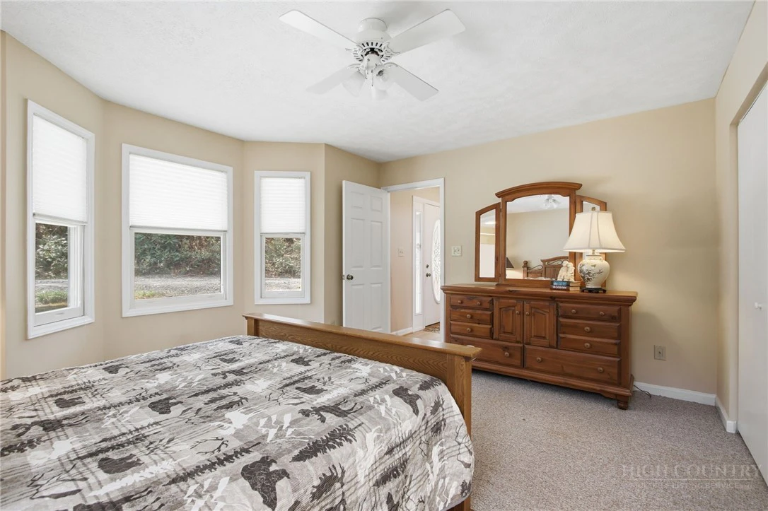 Image number 8 for the current listing