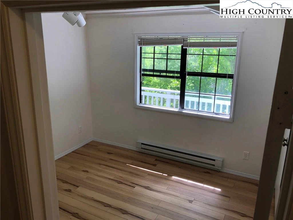 Image number 18 for the current listing