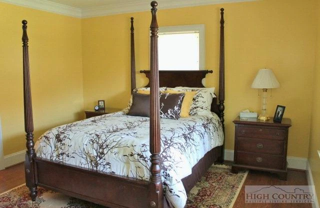 Image number 14 for the current listing