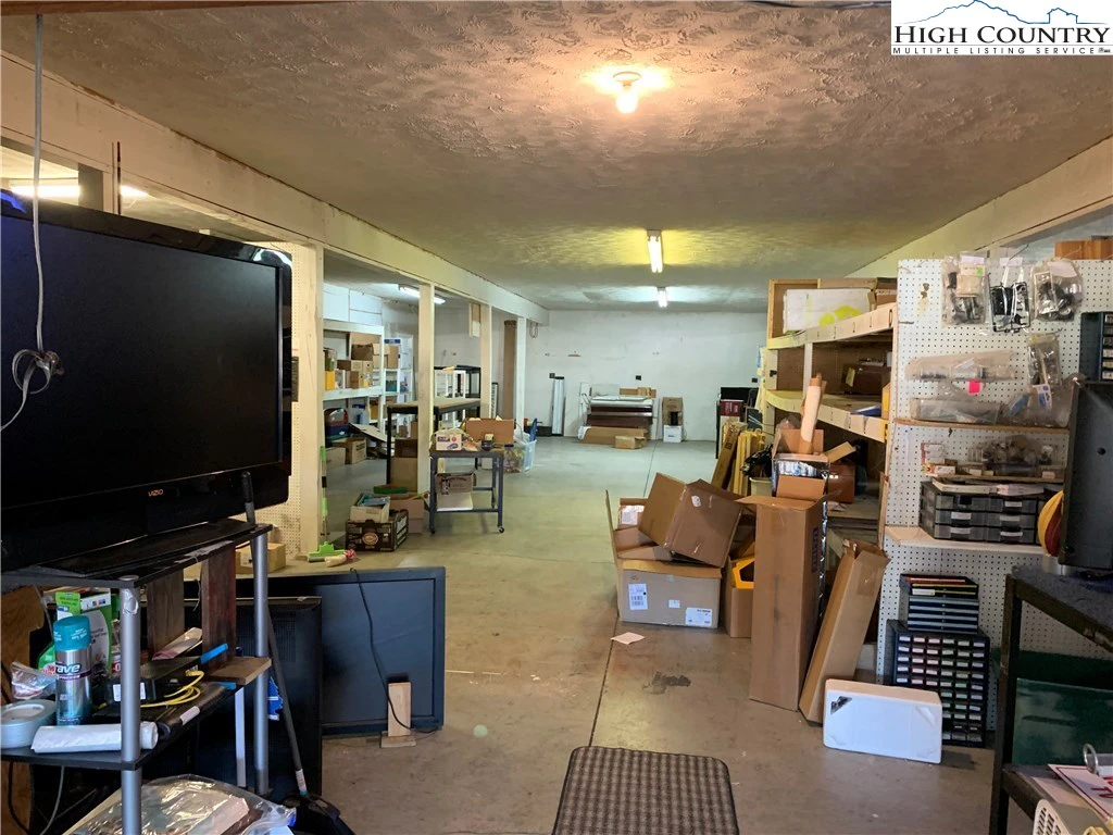 Image number 11 for the current listing