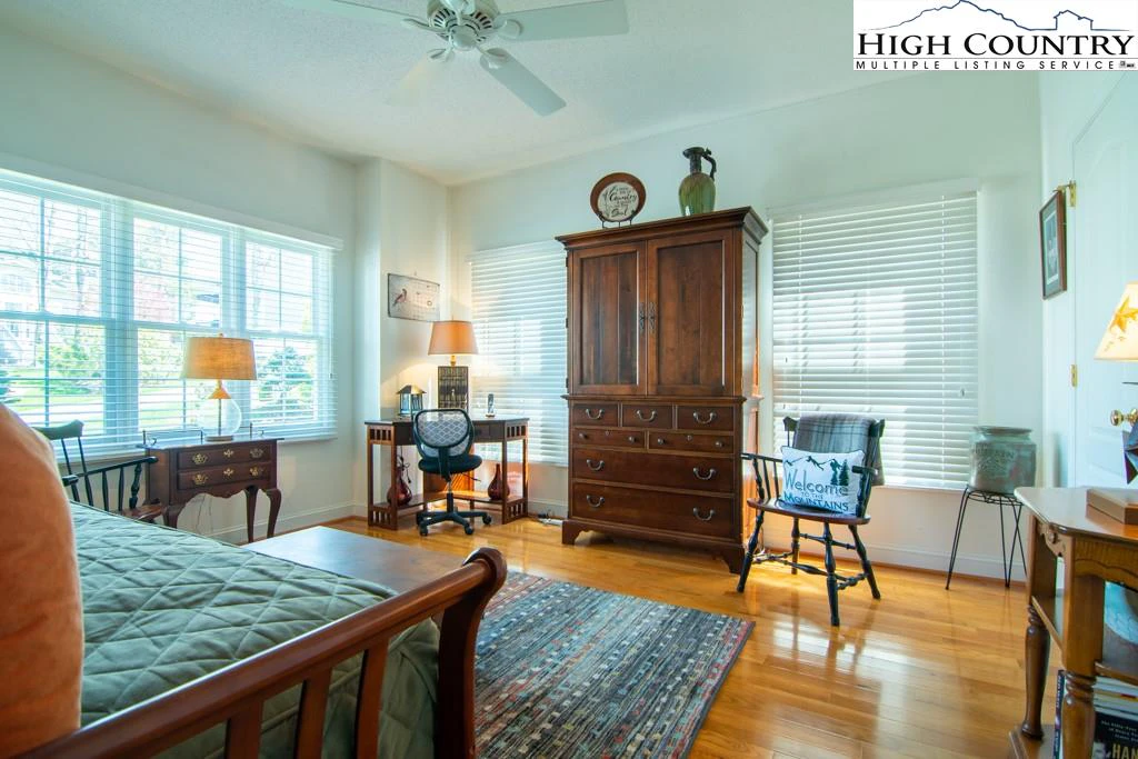 Image number 13 for the current listing