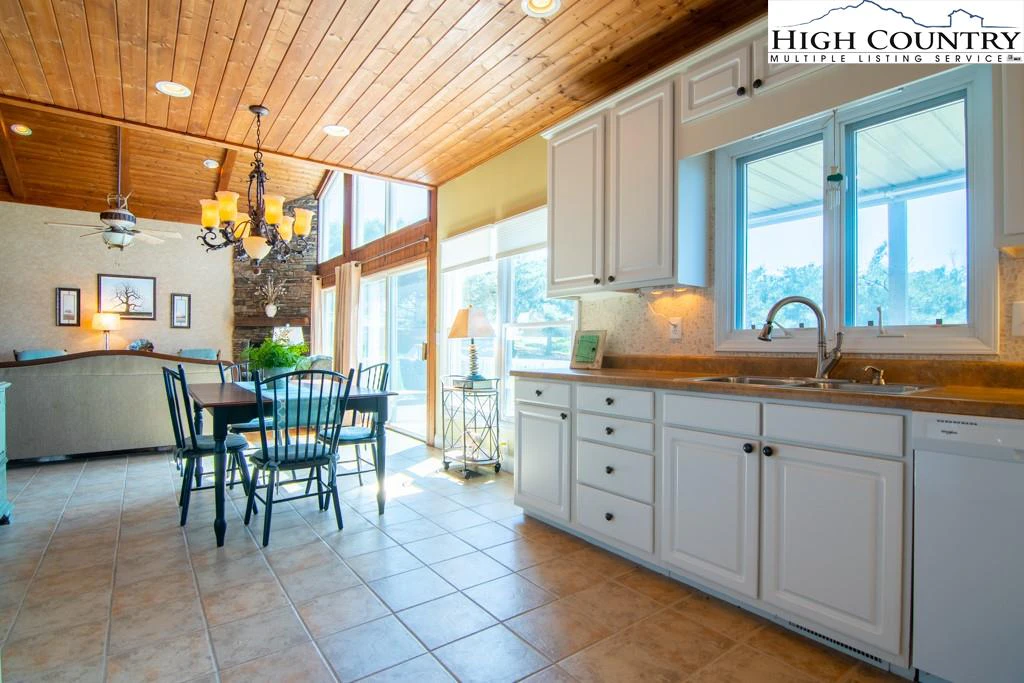 Image number 19 for the current listing