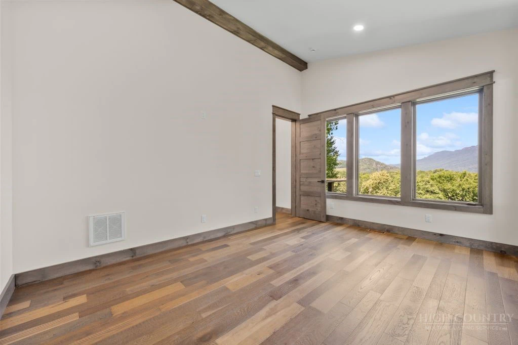 Image number 18 for the current listing