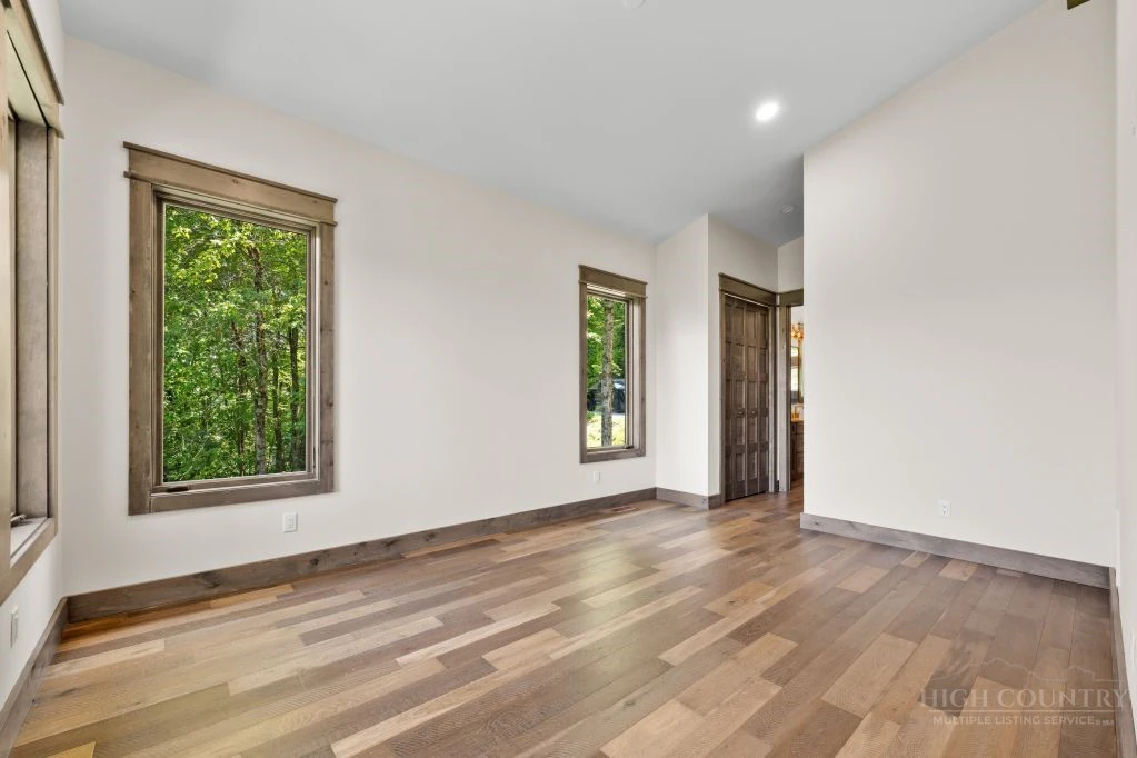 Image number 19 for the current listing