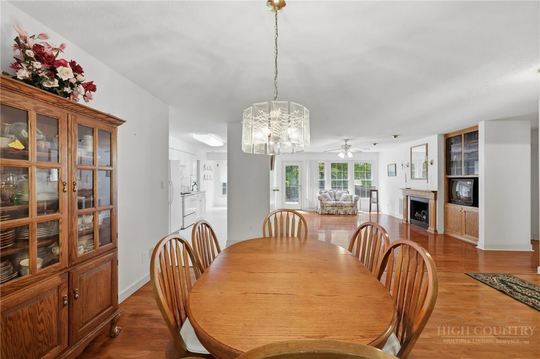 Image number 4 for the current listing