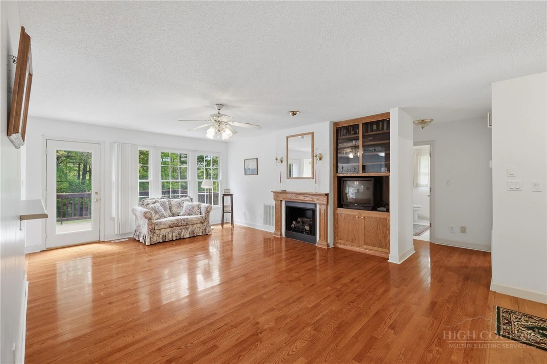 Image number 6 for the current listing