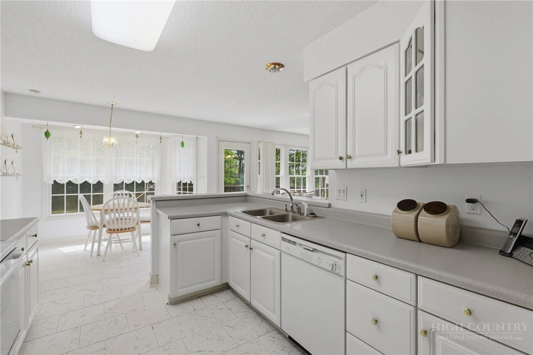 Image number 7 for the current listing