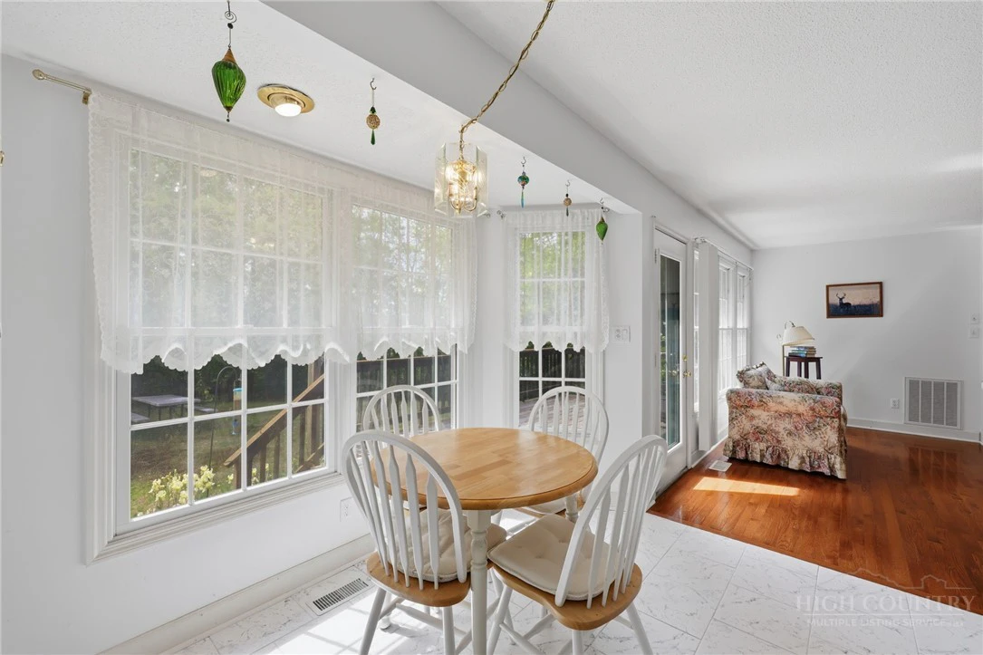 Image number 9 for the current listing