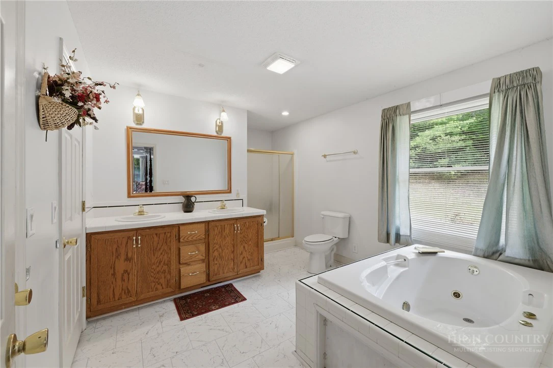 Image number 11 for the current listing