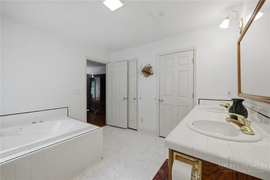 Image number 12 for the current listing