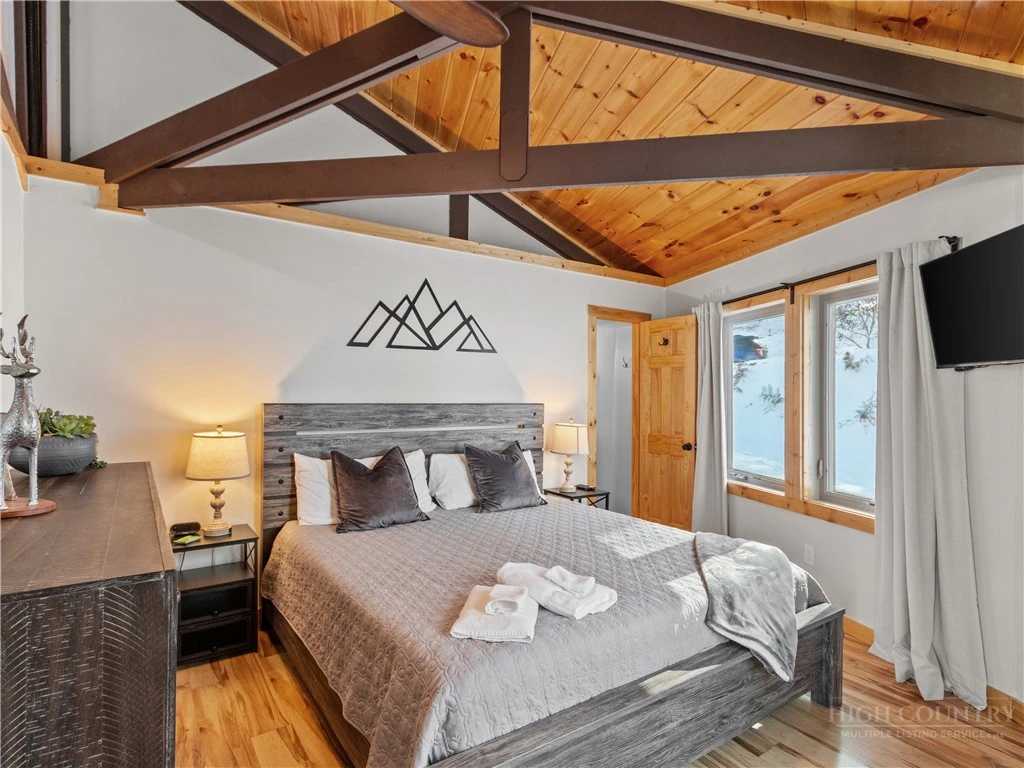 Image number 4 for the current listing