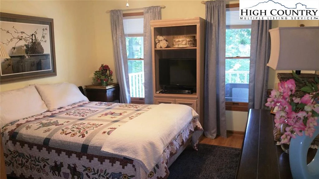 Image number 2 for the current listing