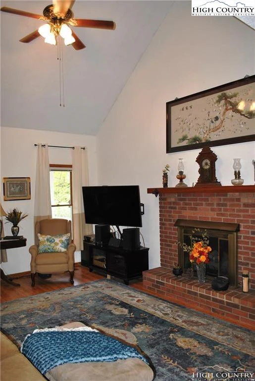 Image number 9 for the current listing