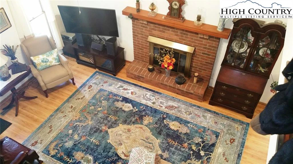 Image number 17 for the current listing