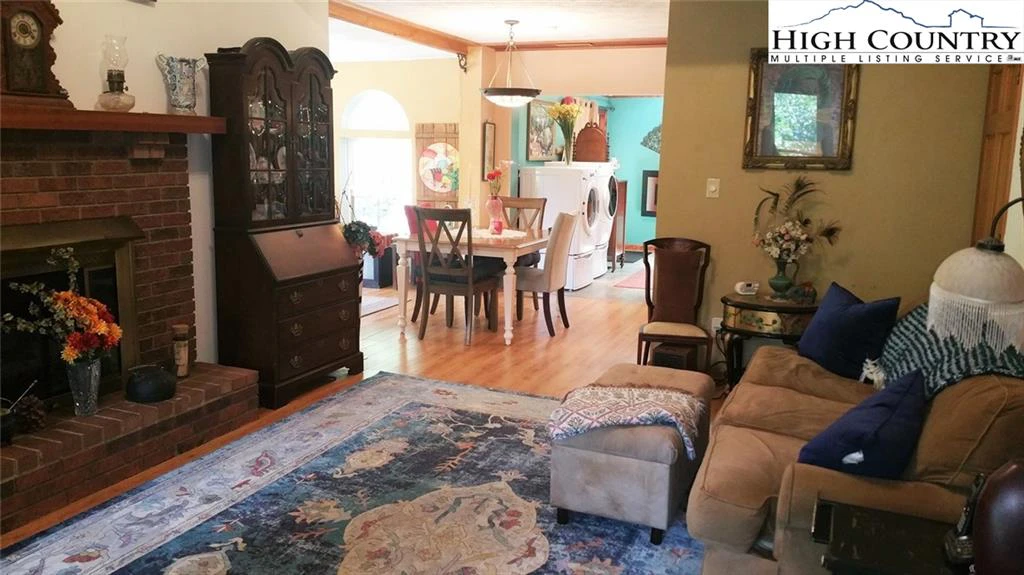 Image number 16 for the current listing