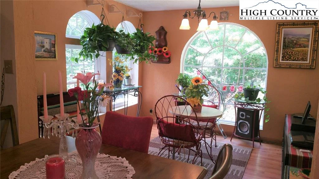 Image number 15 for the current listing