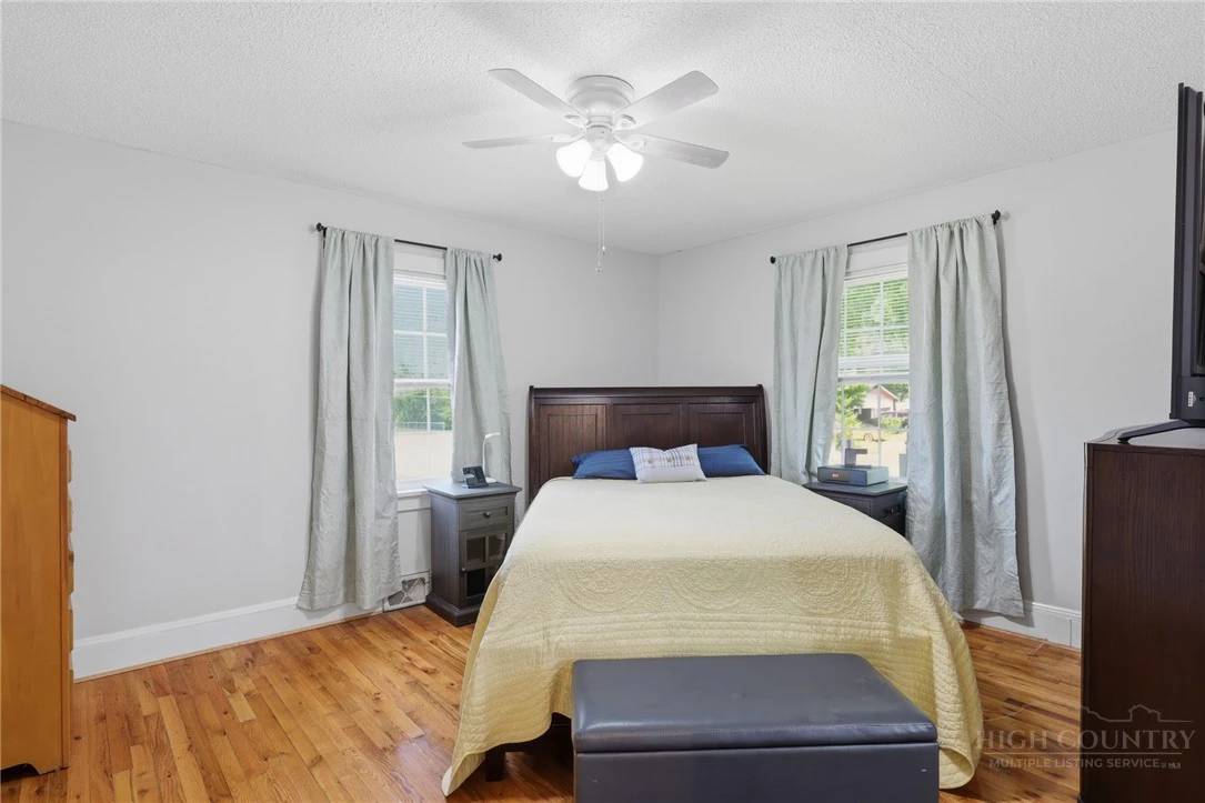Image number 4 for the current listing