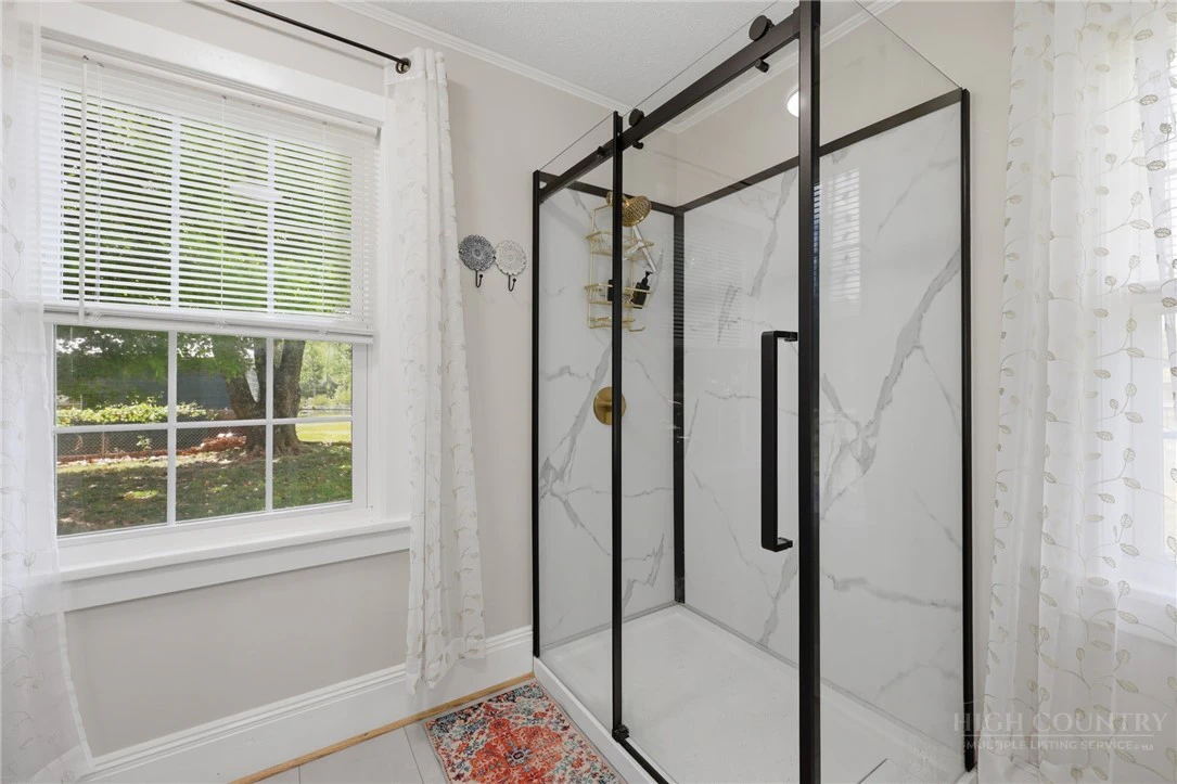 Image number 9 for the current listing