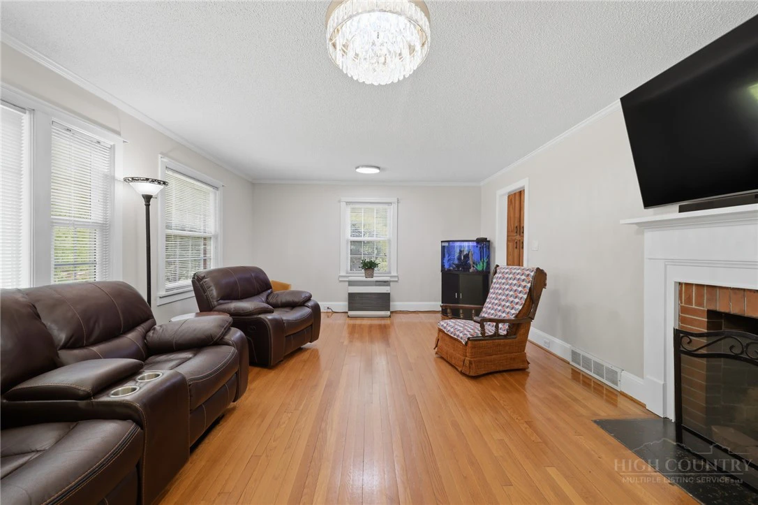 Image number 12 for the current listing