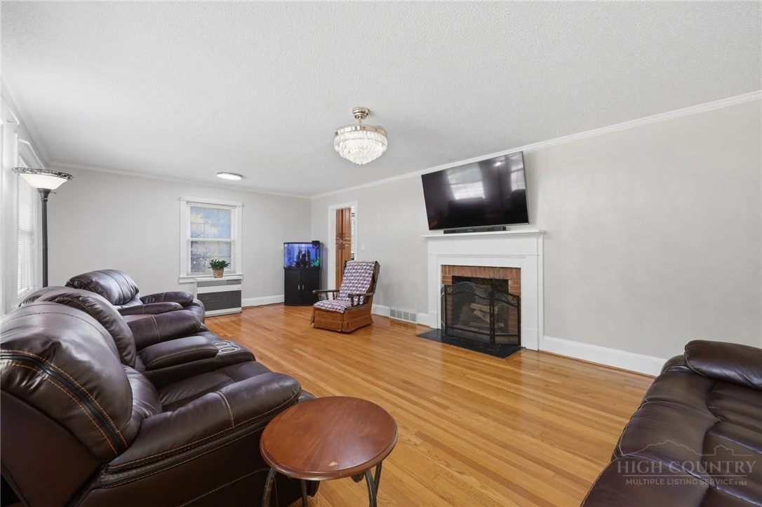 Image number 13 for the current listing