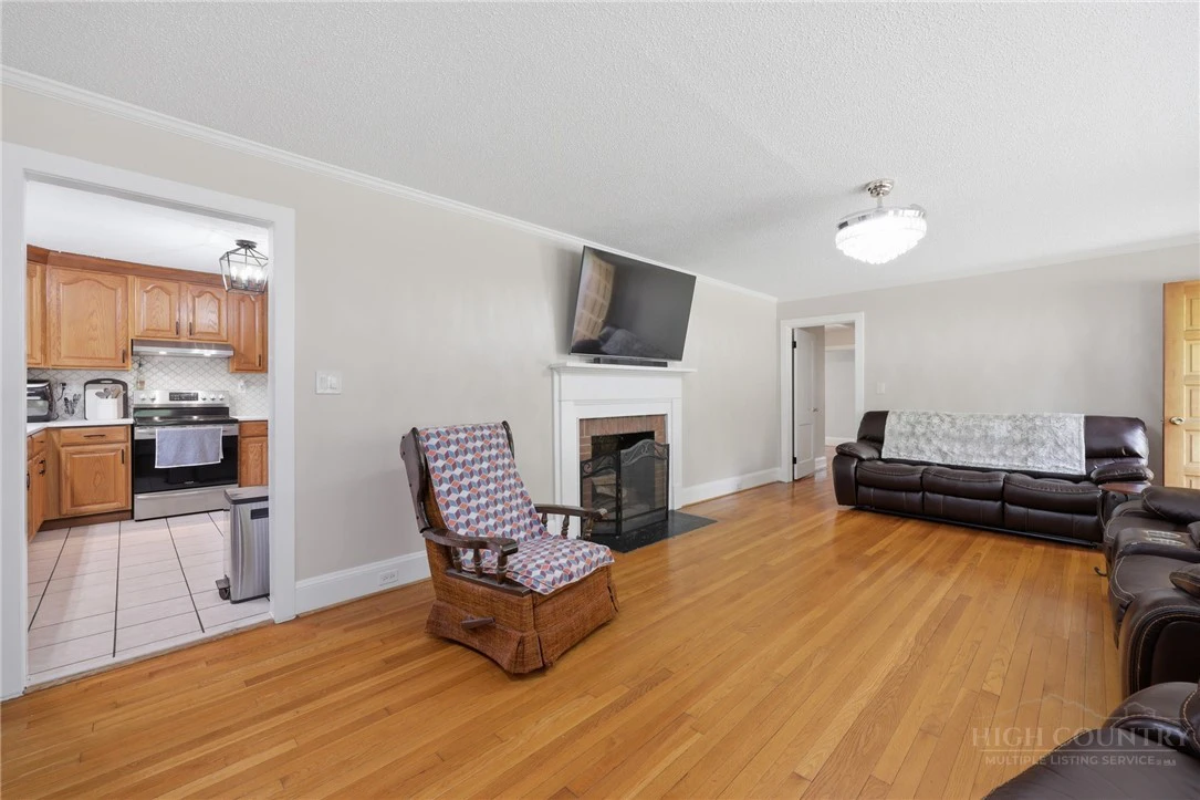 Image number 2 for the current listing