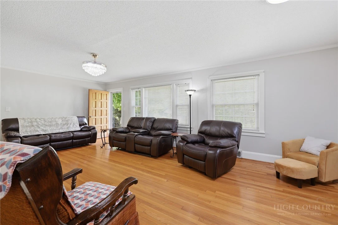 Image number 15 for the current listing