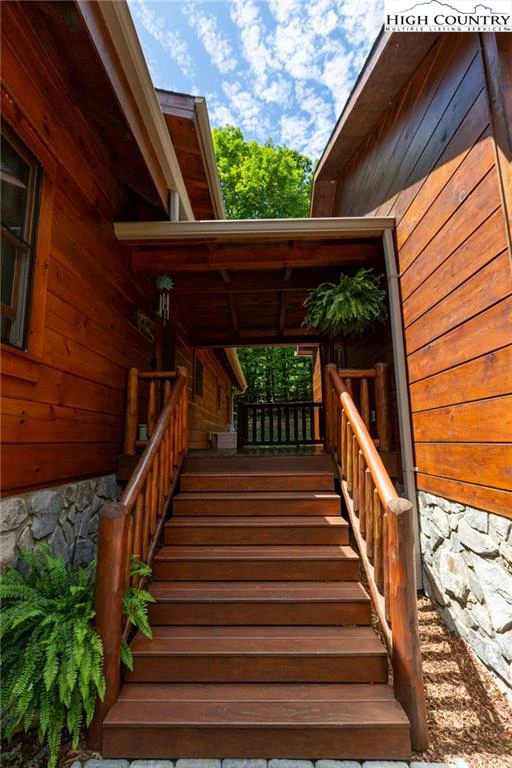 Image number 14 for the current listing