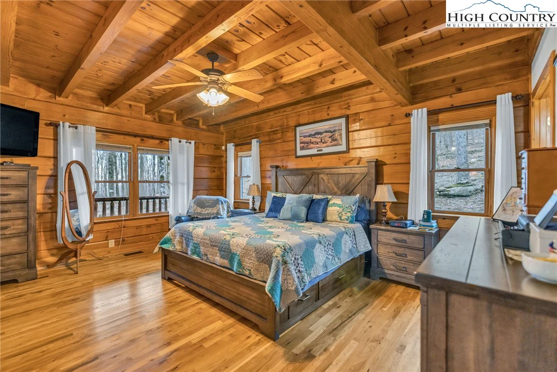 Image number 14 for the current listing