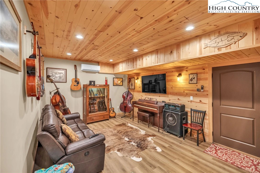 Image number 13 for the current listing