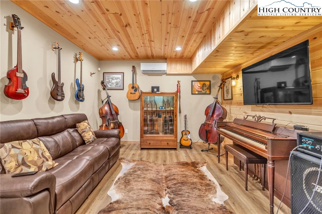 Image number 2 for the current listing