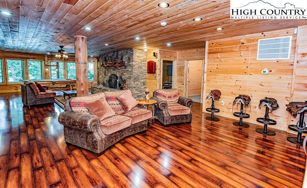 Image number 2 for the current listing