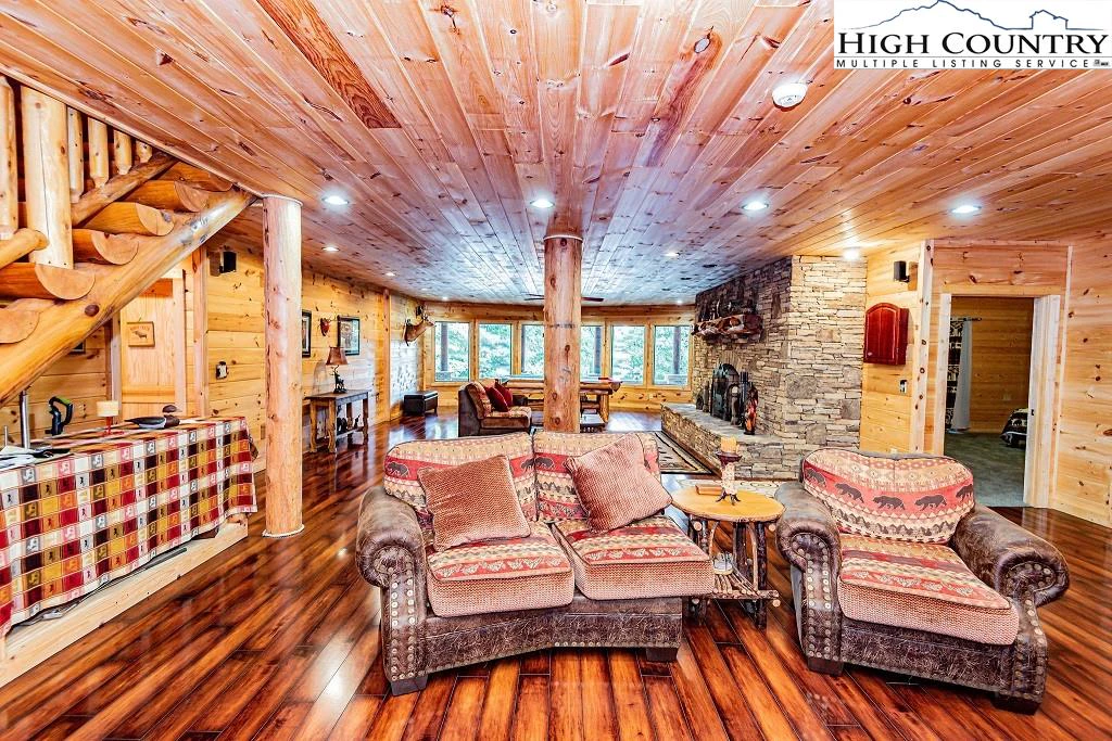 Image number 15 for the current listing