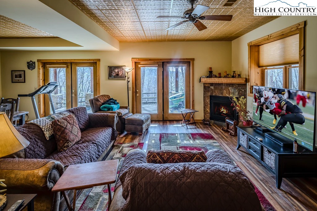 Image number 9 for the current listing