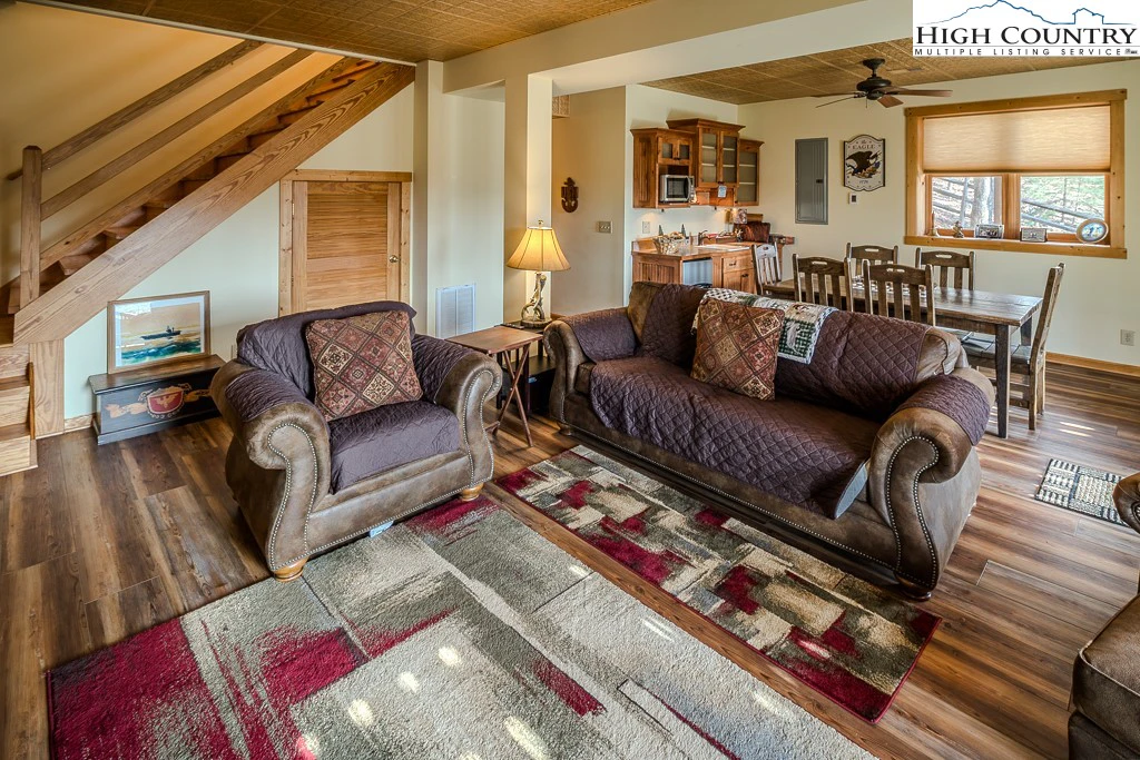 Image number 10 for the current listing