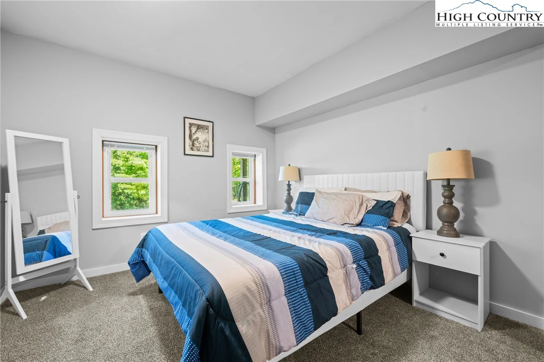 Image number 4 for the current listing