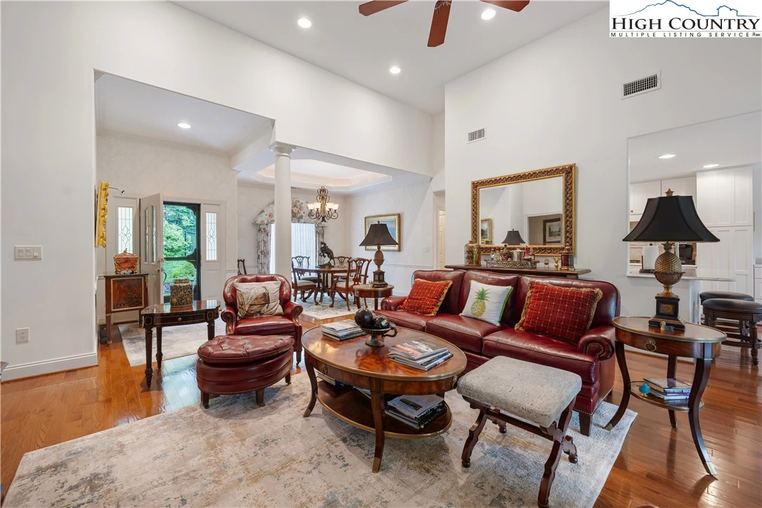 Image number 14 for the current listing