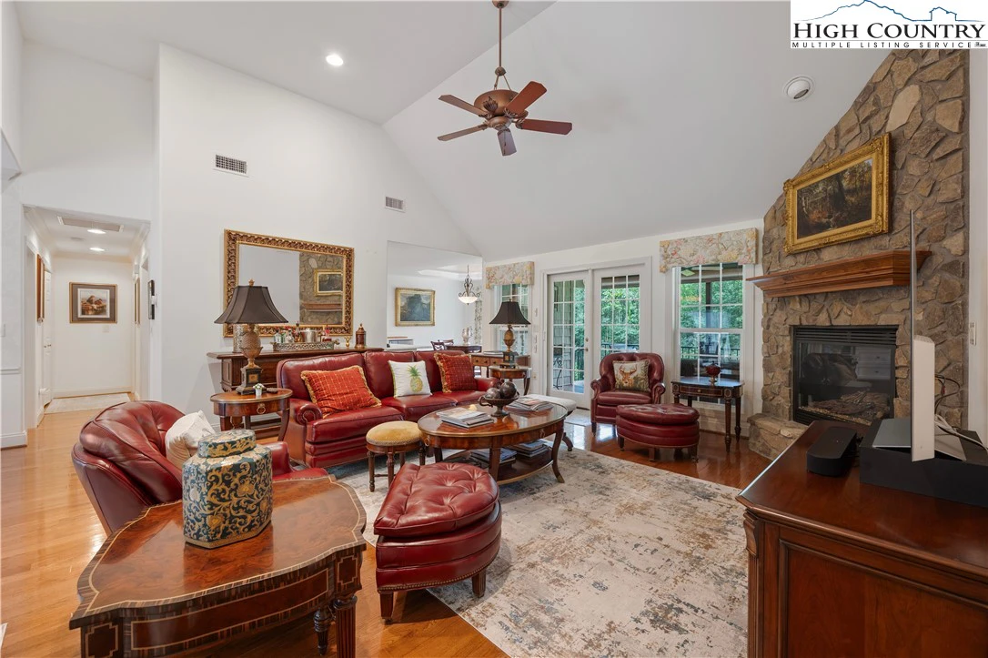 Image number 9 for the current listing