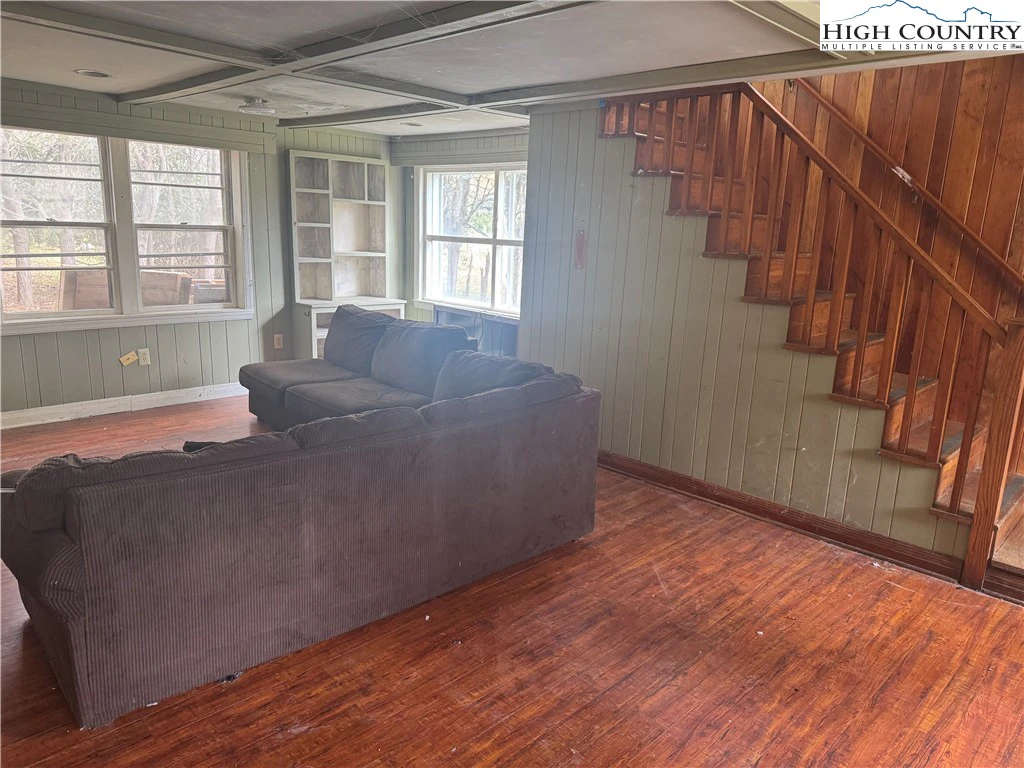 Image number 10 for the current listing