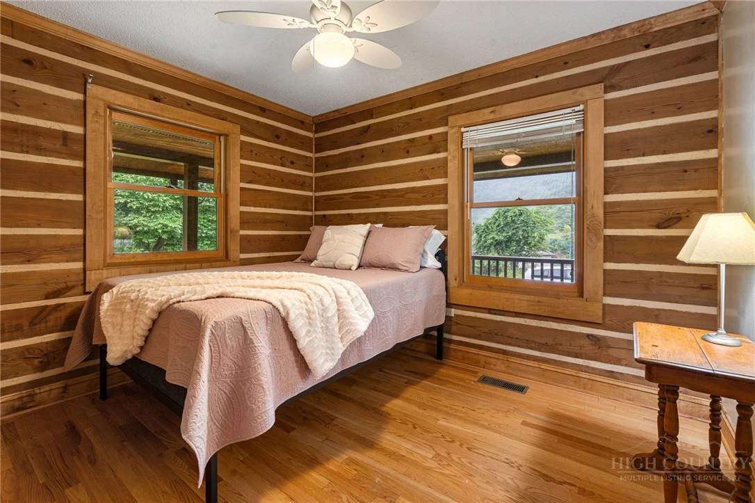 Image number 19 for the current listing