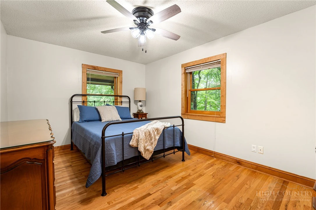 Image number 15 for the current listing