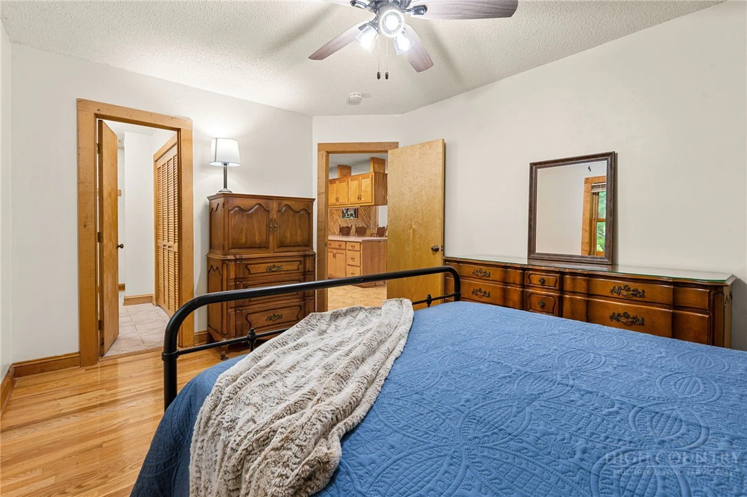 Image number 16 for the current listing
