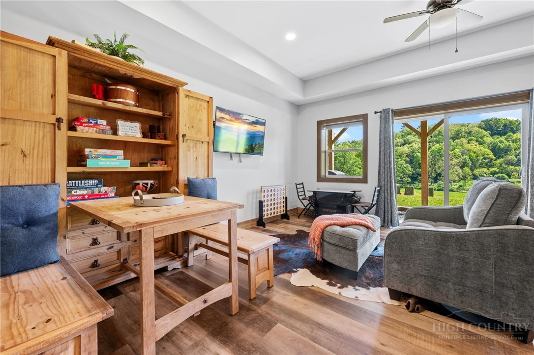 Image number 9 for the current listing