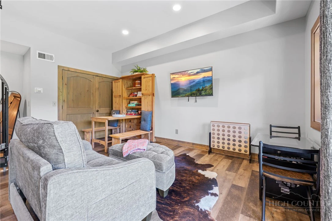 Image number 11 for the current listing