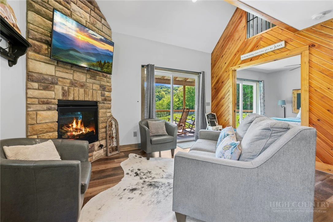 Image number 19 for the current listing