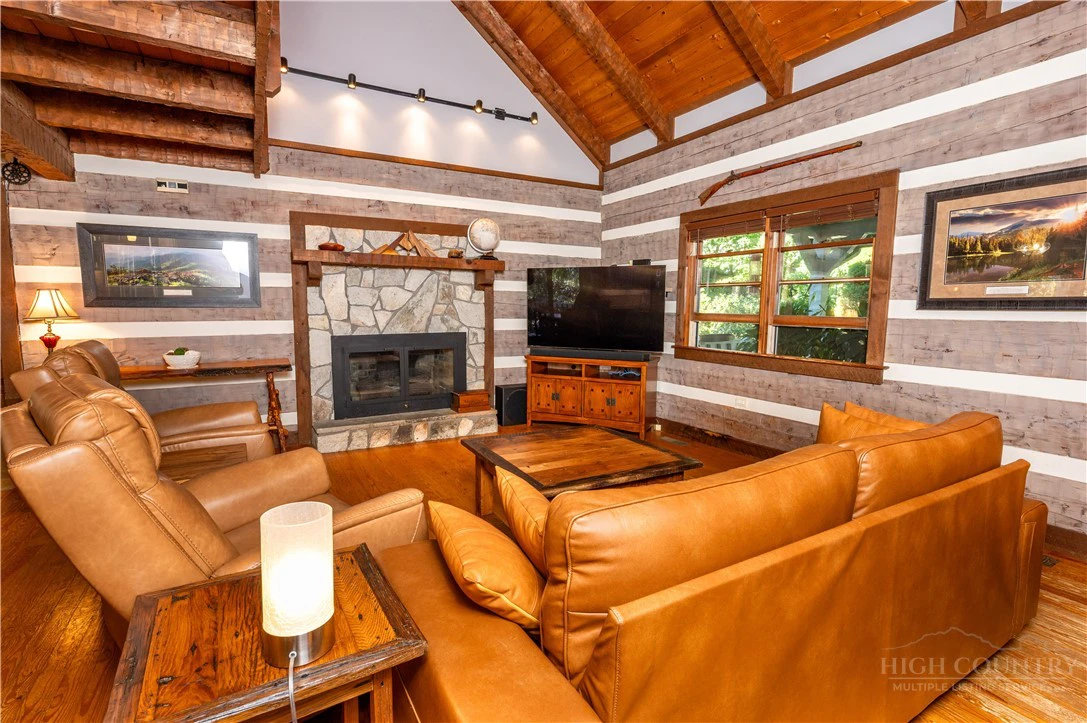 Image number 14 for the current listing